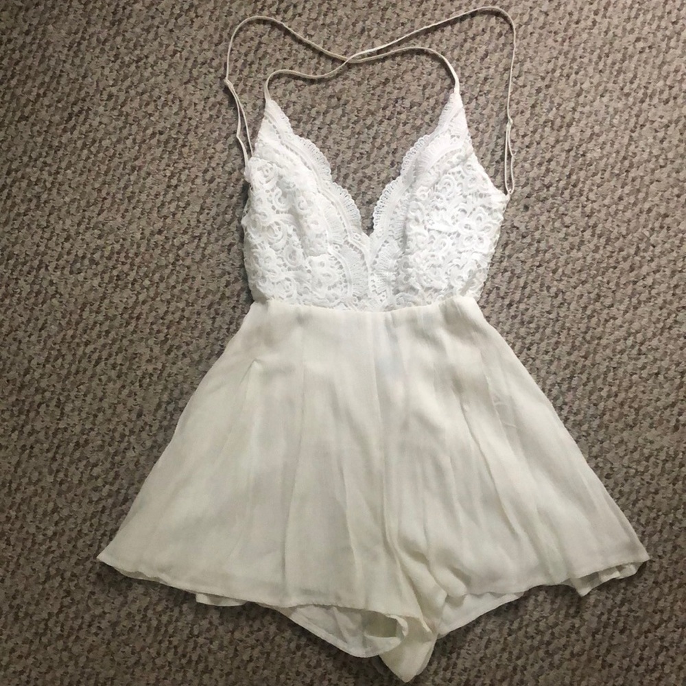 NWOT LuLu’s Ivory Backless Lace Romper